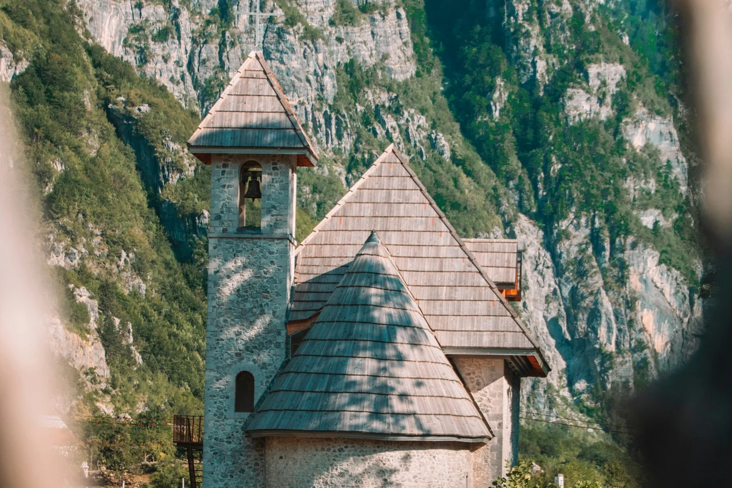 Steinkirche von Theth vor den Wänden der Albanischen Alpen