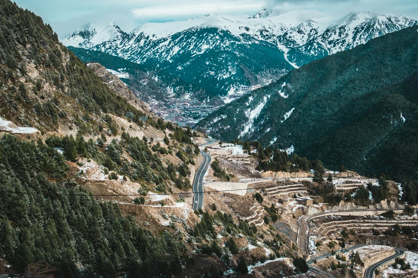 Serpentinenstraße durch die verschneiten Pyrenäen Andorras