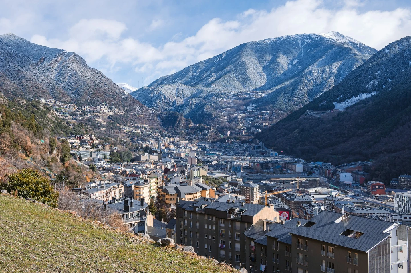 Andorra la Vella im Talkessel mit verschneiten Bergen