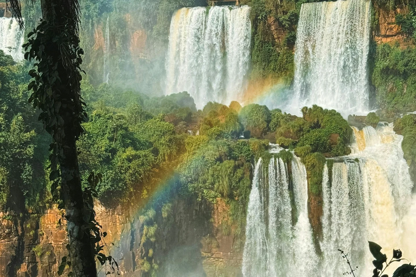 Regenbogen über den Wasserfällen von Iguazú