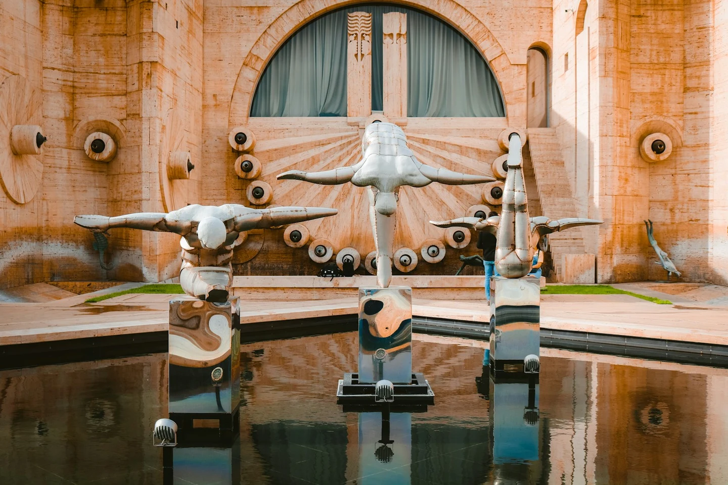 Skulpturen und Wasserbecken im Kunstzentrum an der Kaskade in Jerewan