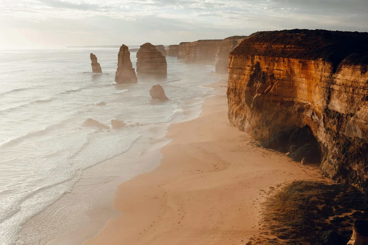Die Zwölf Apostel an der Great Ocean Road im Abendlicht
