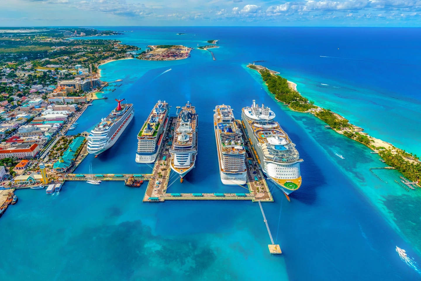 Luftaufnahme des Hafens von Nassau mit Kreuzfahrtschiffen und Paradise Island