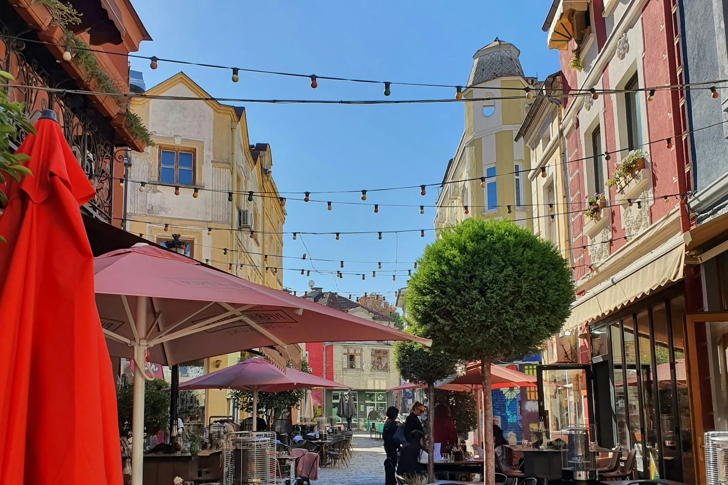 Cafés unter Lichterketten im Künstlerviertel Kapana in Plovdiv