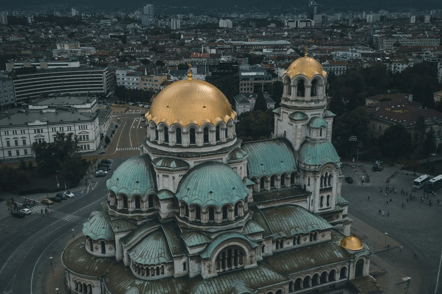 Die Alexander-Newski-Kathedrale in Sofia aus der Luft, dahinter das Witoscha-Gebirge