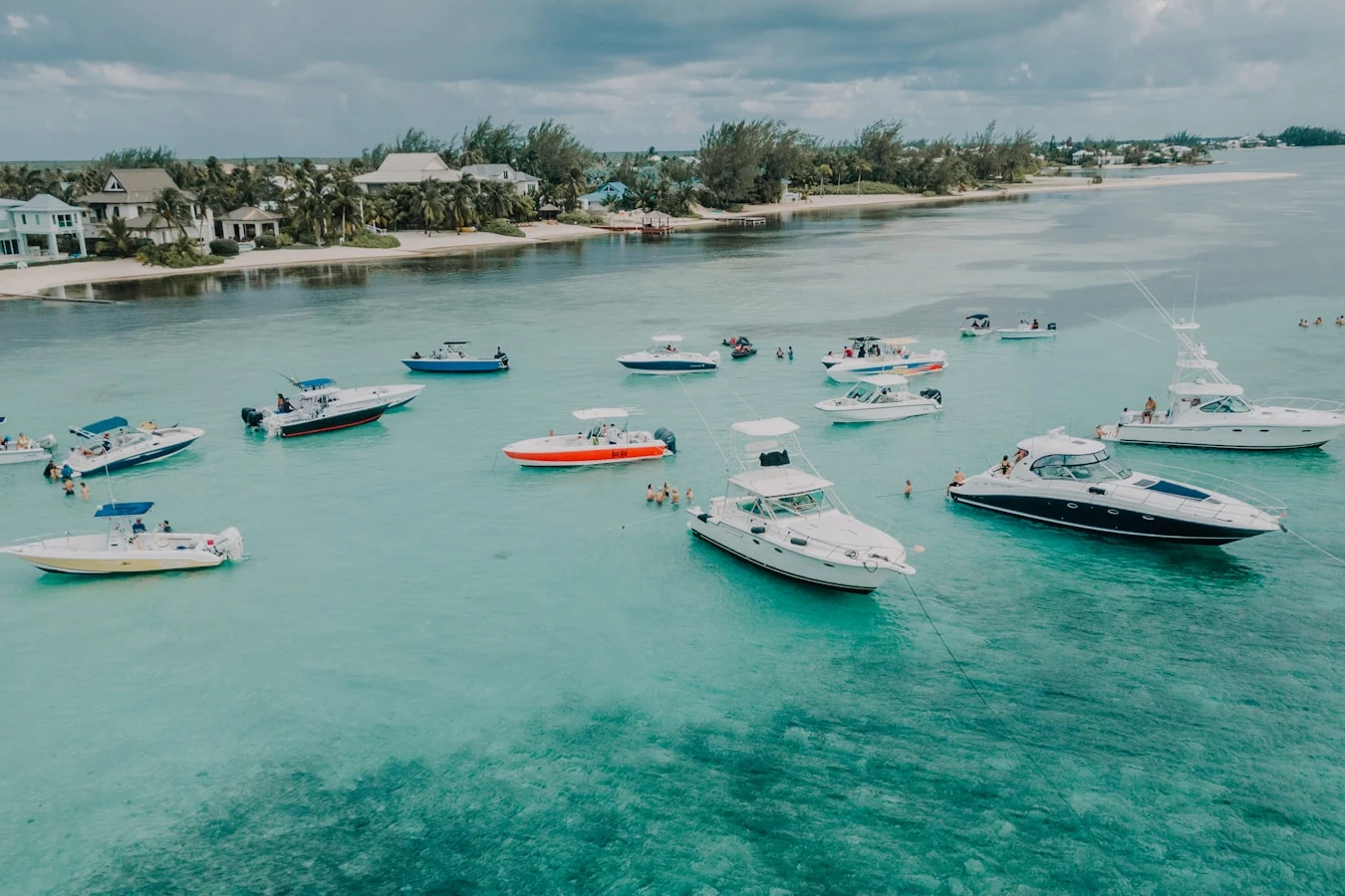 Boote ankern im türkisfarbenen Wasser vor Rum Point auf Grand Cayman
