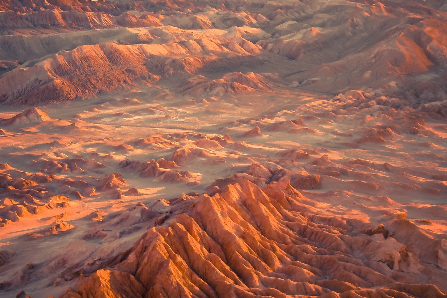 Das Valle de la Luna in der Atacama-Wüste im Abendlicht