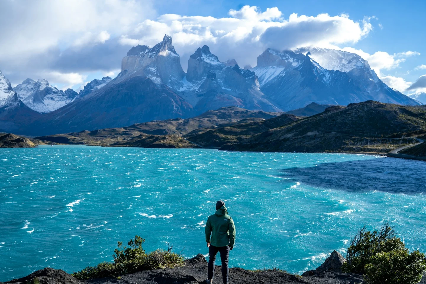 Wanderer am türkisfarbenen Lago Pehoe vor den Cuernos del Paine