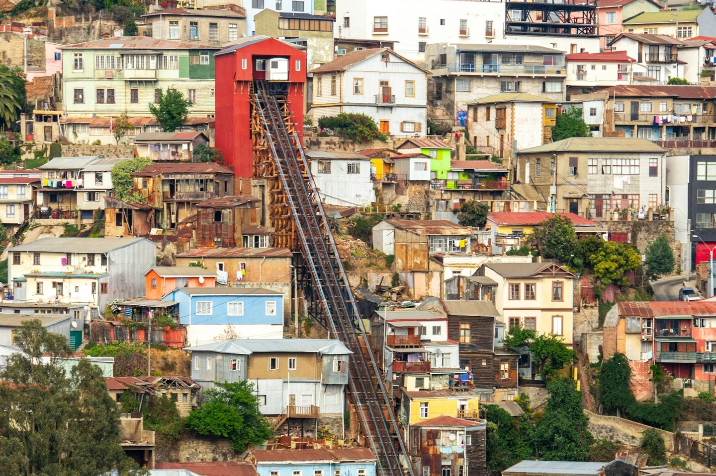 Die bunten Hügel von Valparaiso mit dem historischen Ascensor