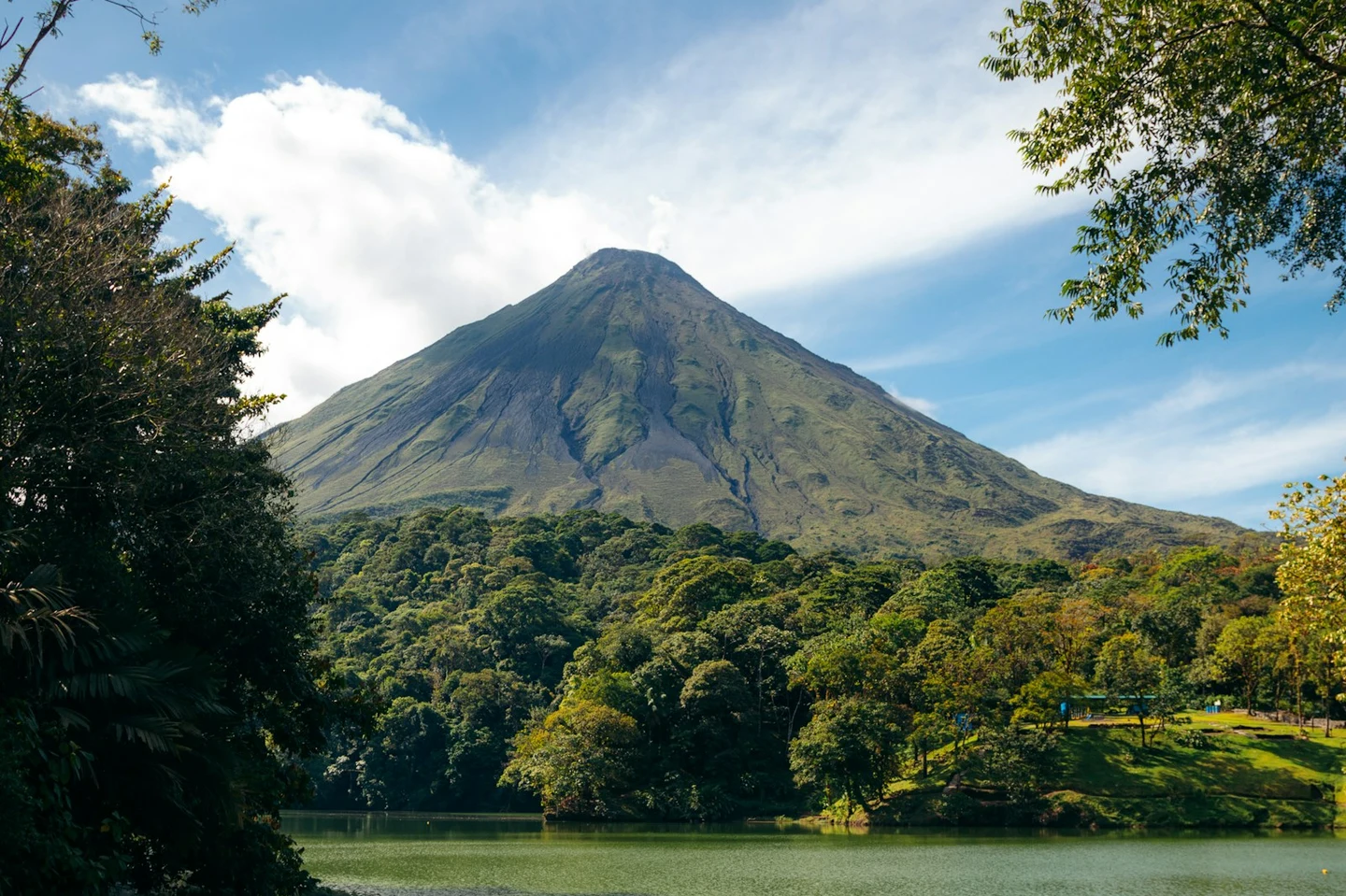 Der Vulkan Arenal spiegelt sich in einem See