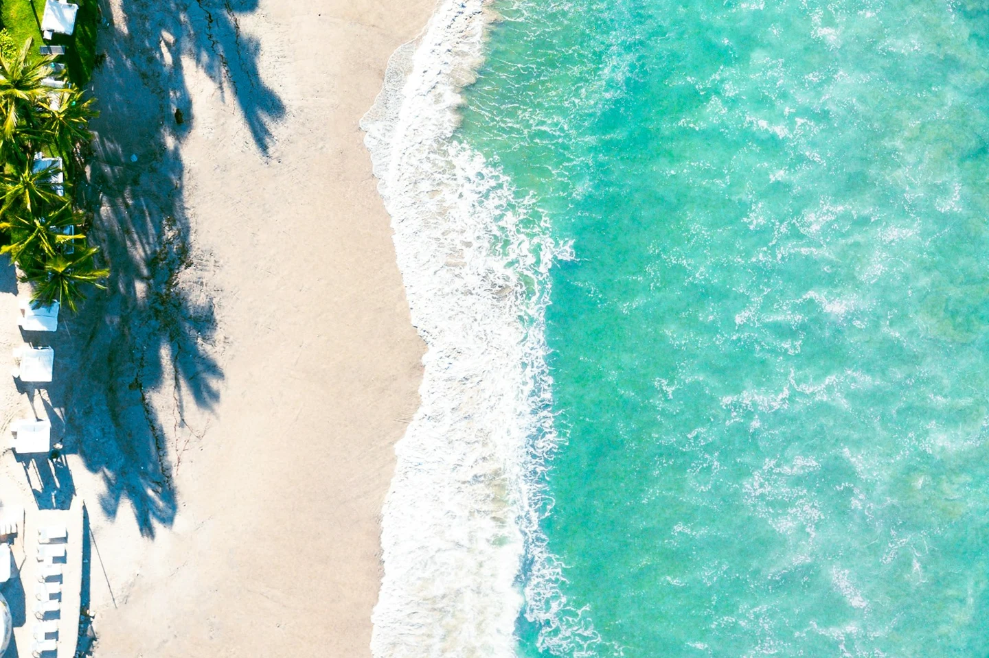 Türkisfarbenes Meer und Strand aus der Luft in der Dominikanischen Republik