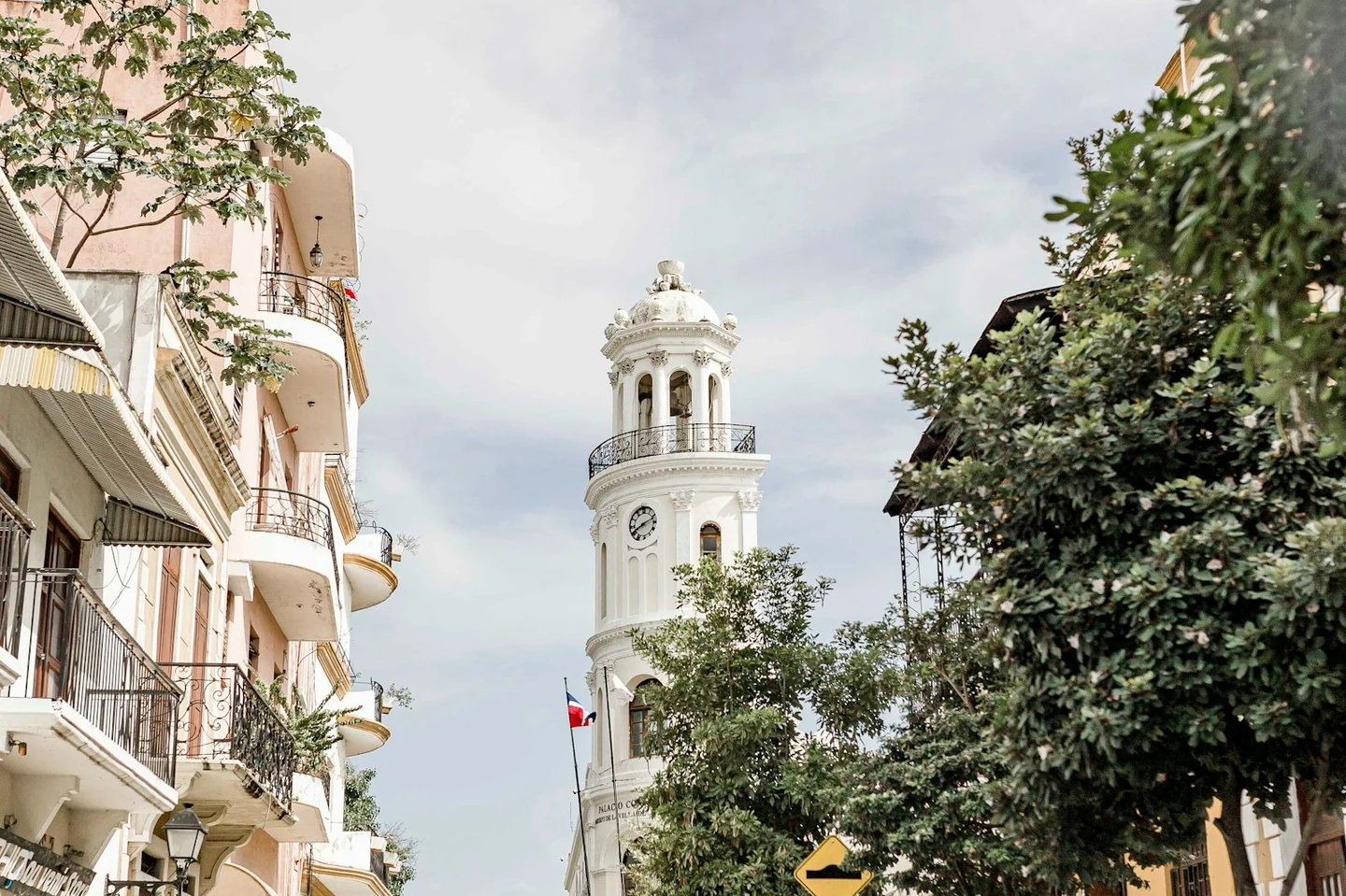 Straße in der Zona Colonial von Santo Domingo mit dem Palacio Consistorial