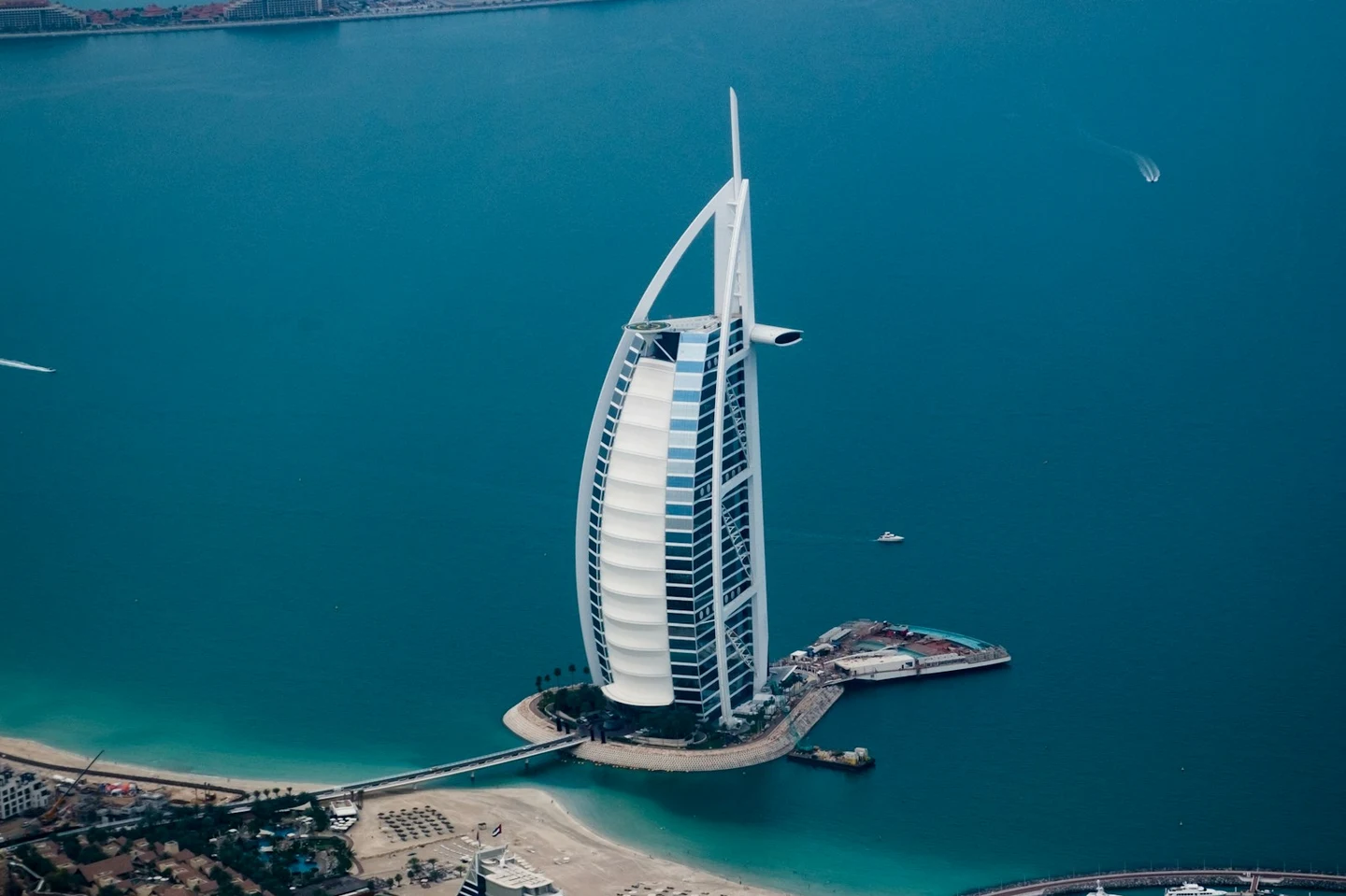 Das Burj Al Arab und die Palm Jumeirah aus der Luft