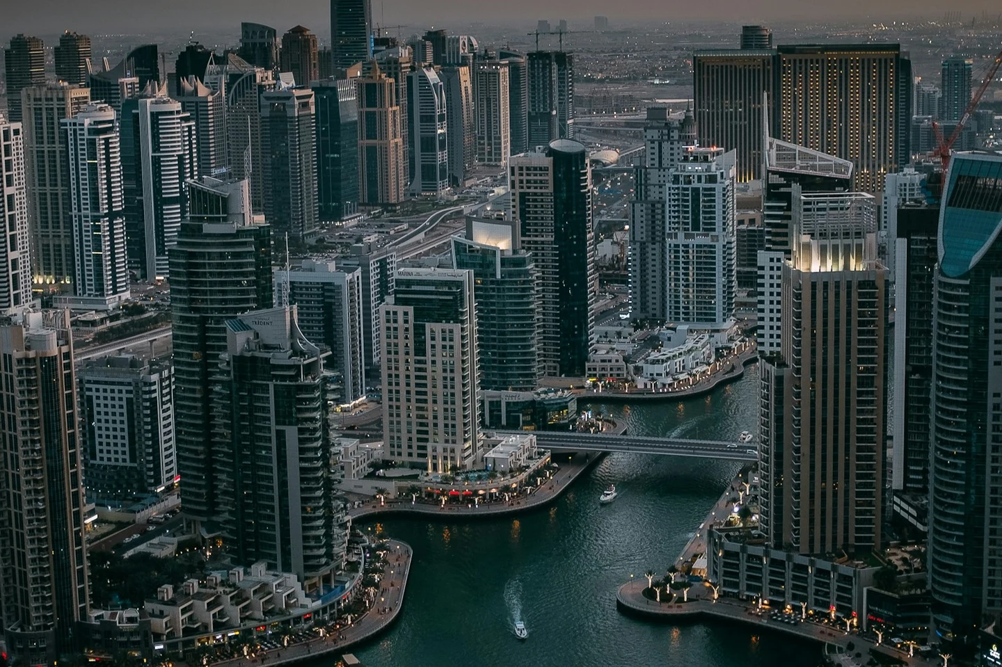 Die Dubai Marina mit Yachthafen und Wolkenkratzern in der Abenddämmerung