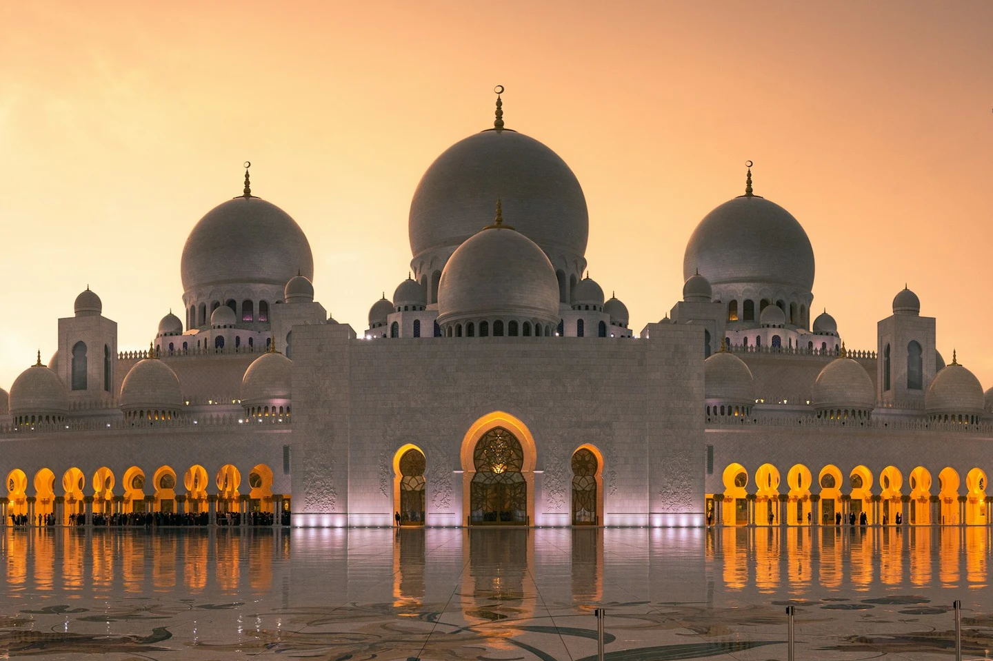 Die Scheich-Zayid-Moschee in Abu Dhabi im Abendlicht
