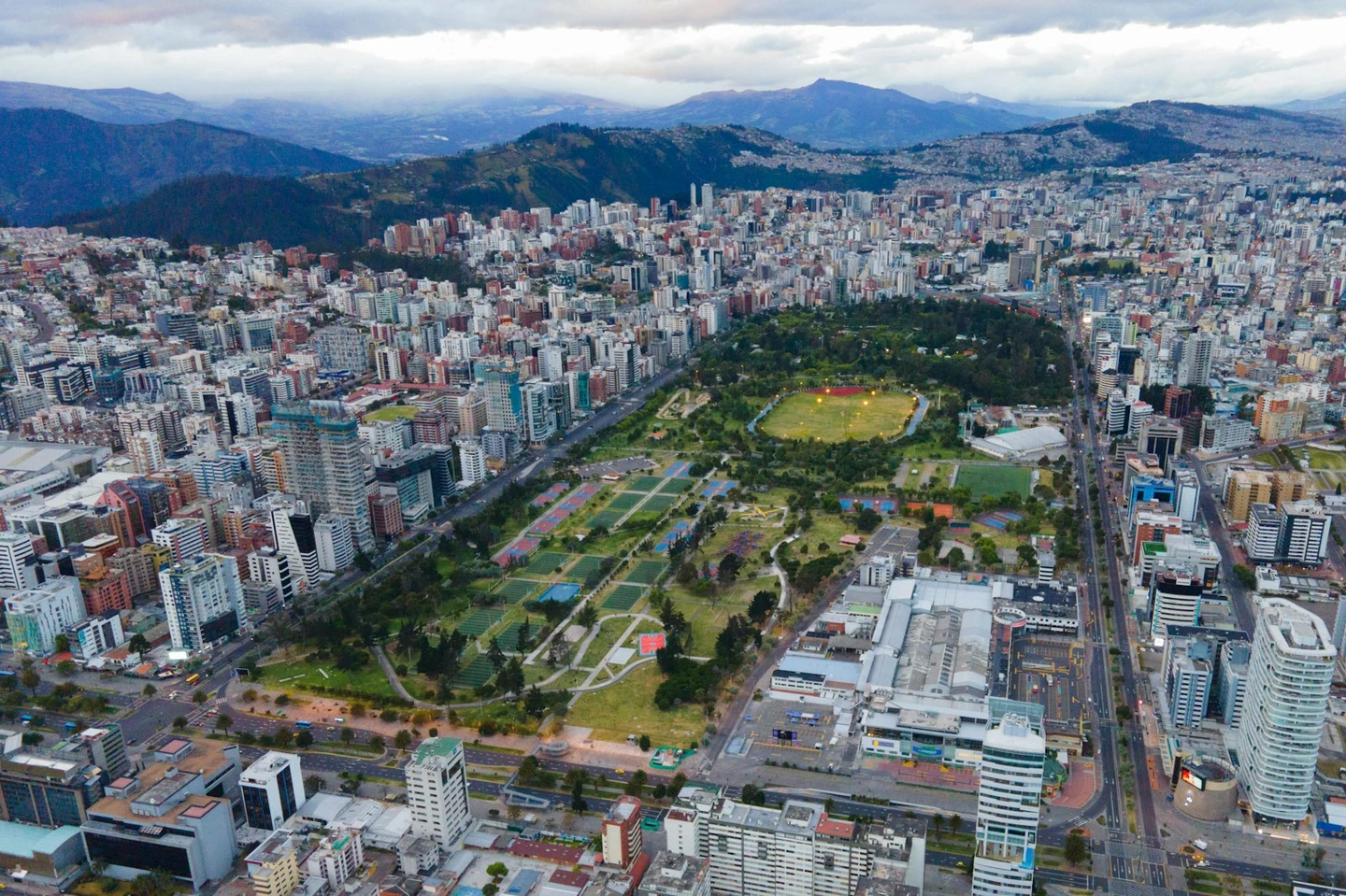 Luftaufnahme von Quito mit dem Parque La Carolina