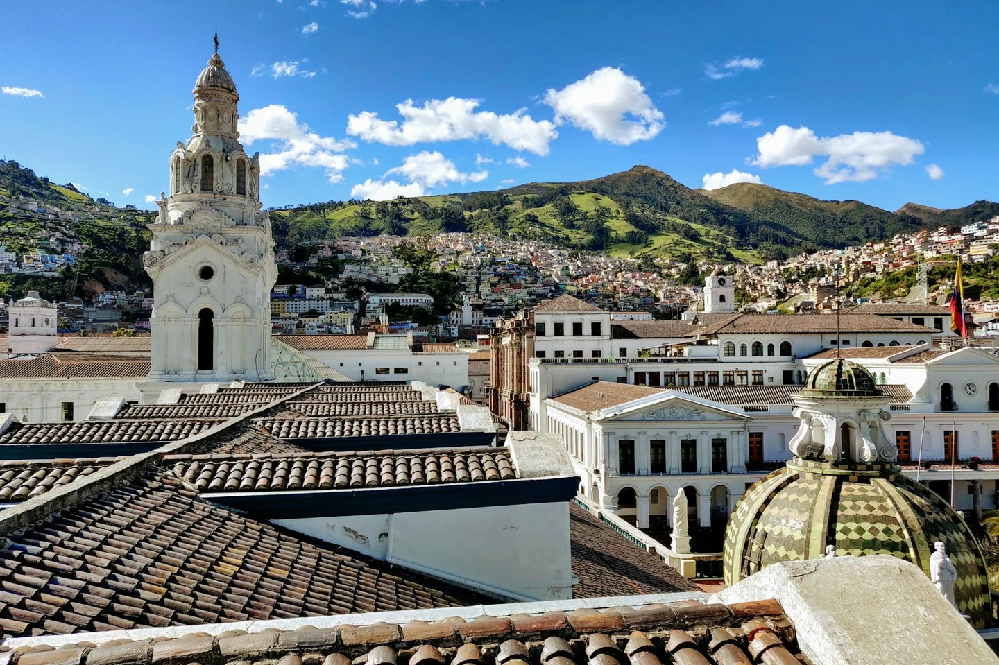 Die Dächer der Altstadt von Quito vor grünen Anden-Hängen