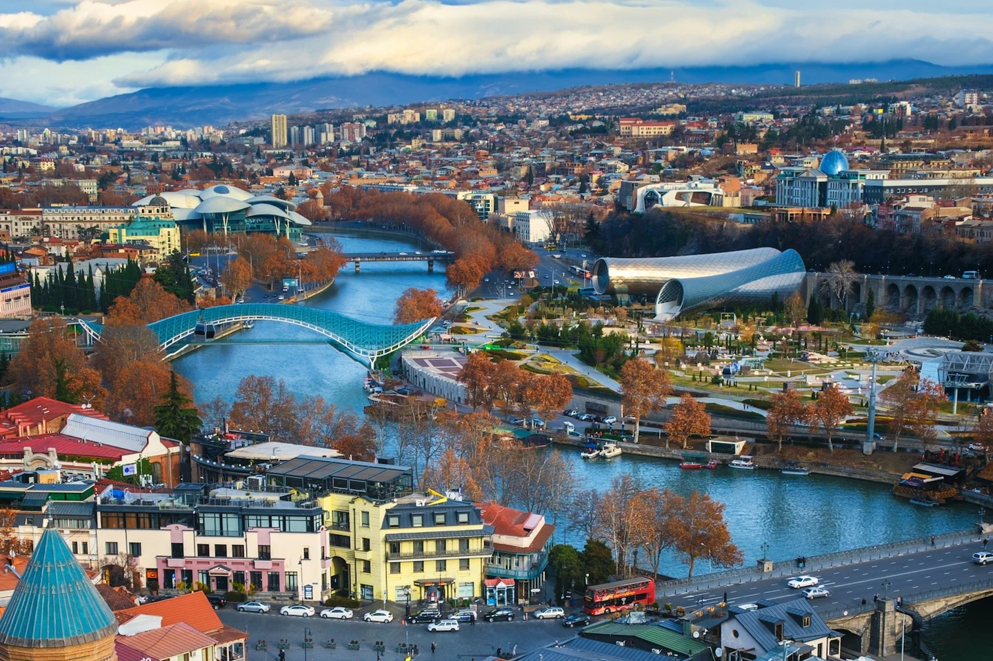 Tiflis mit Friedensbrücke, Kura und Rike-Park von oben