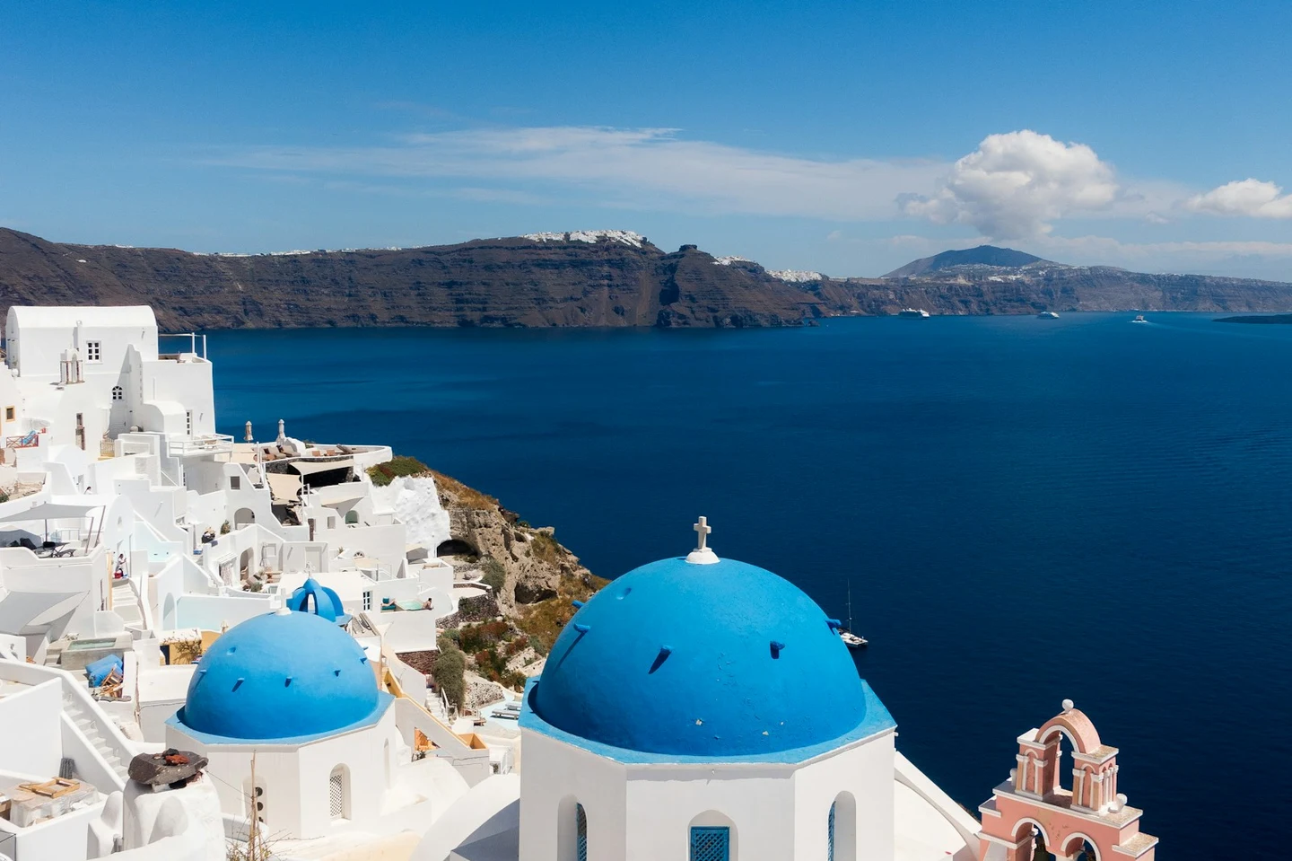 Blaue Kuppeln von Oia über der Caldera von Santorin