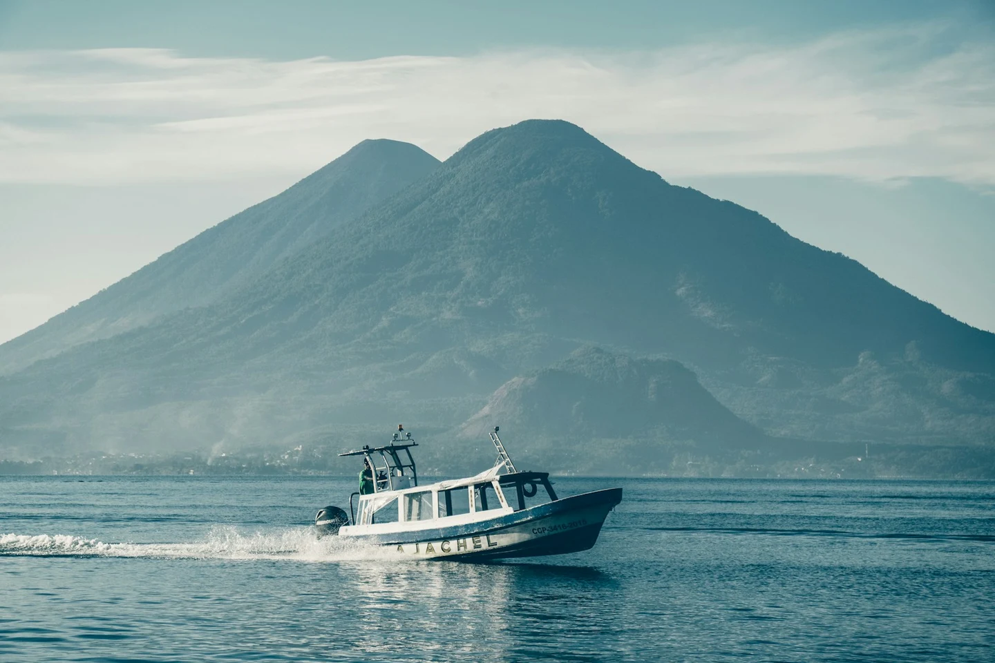 Lancha-Boot auf dem Atitlán-See vor Vulkankulisse