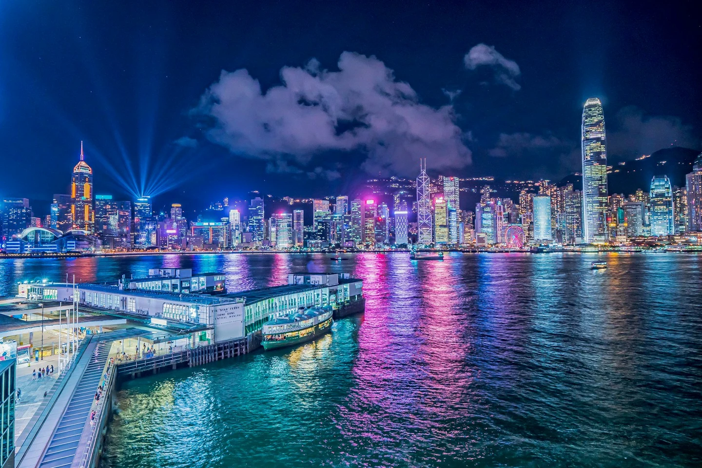 Victoria Harbour bei Nacht mit Lichtshow und Star-Ferry-Pier