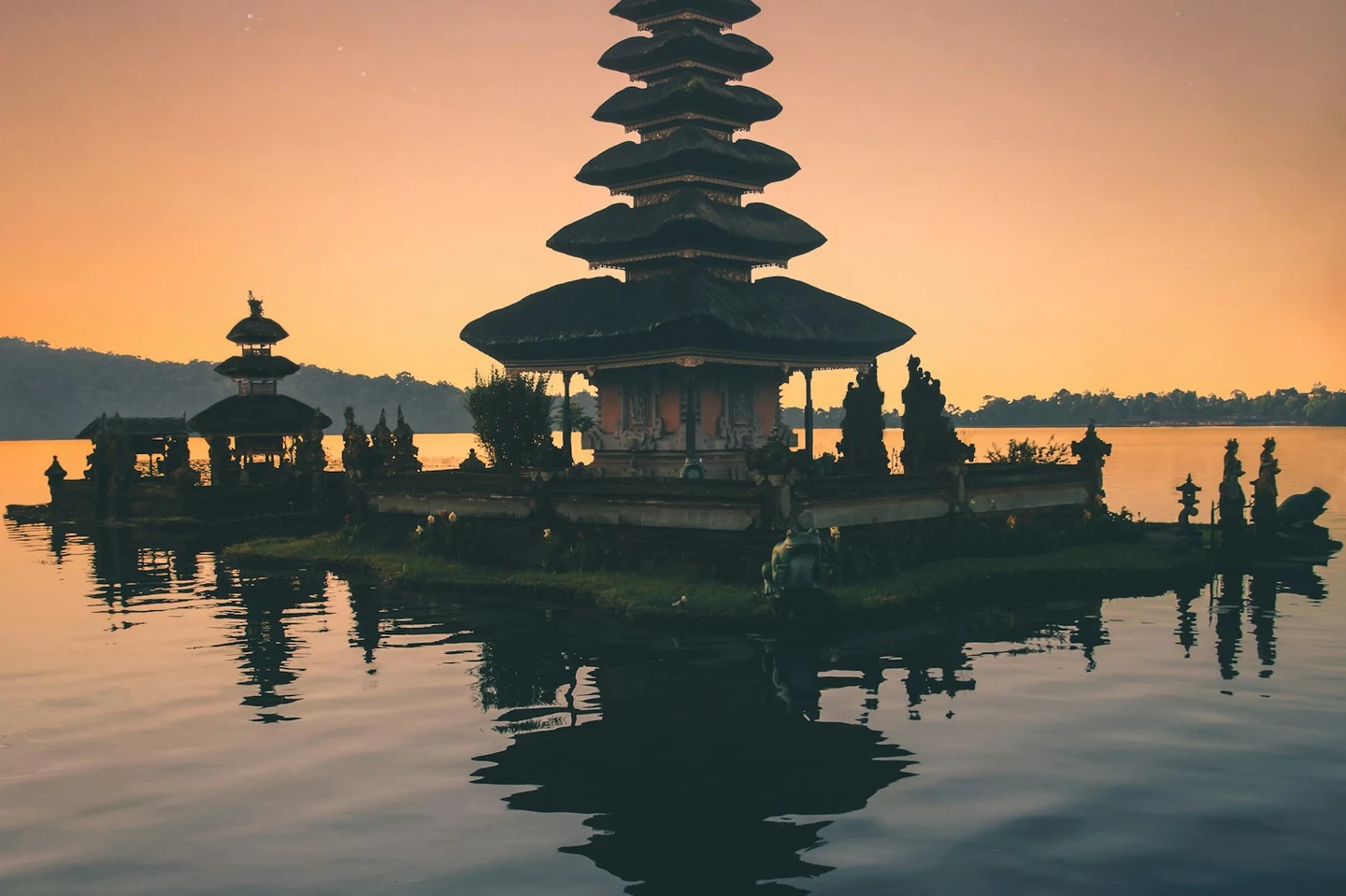 Der Wassertempel Pura Ulun Danu Bratan im Abendlicht auf Bali