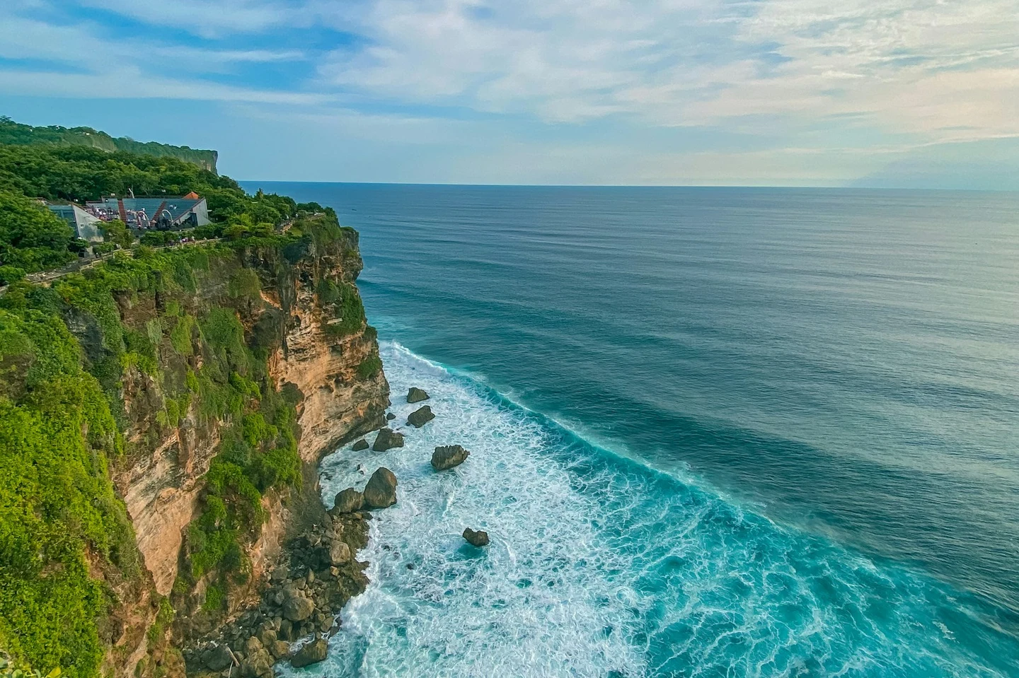 Die Steilklippen von Uluwatu an der Südspitze Balis