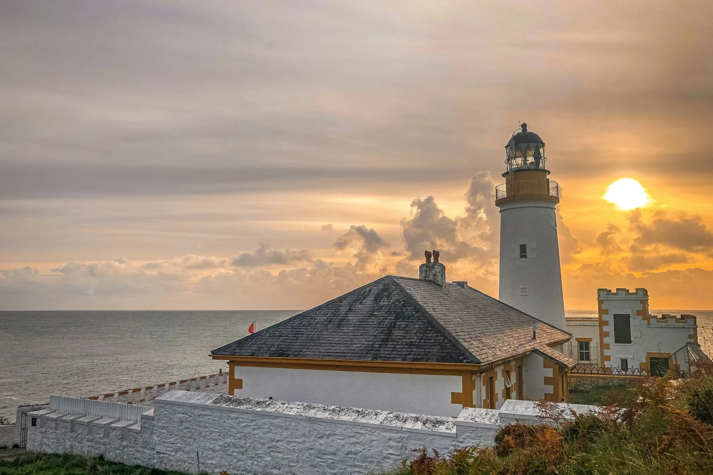 Leuchtturm von Douglas Head mit Wärterhaus im goldenen Abendlicht