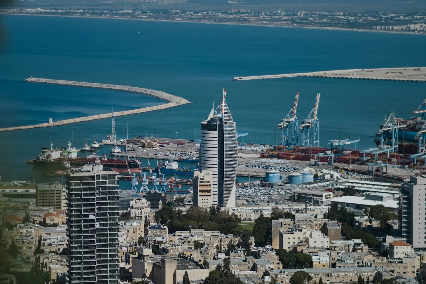 Blick über Haifa mit Hafen und Wohnvierteln am Karmel