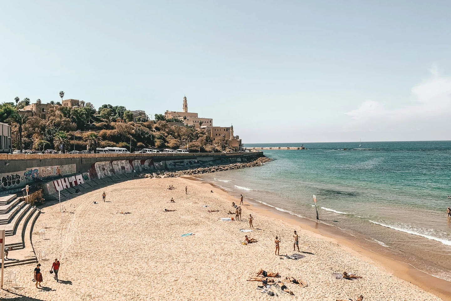 Strandpromenade von Tel Aviv mit Cafés und Spaziergängern