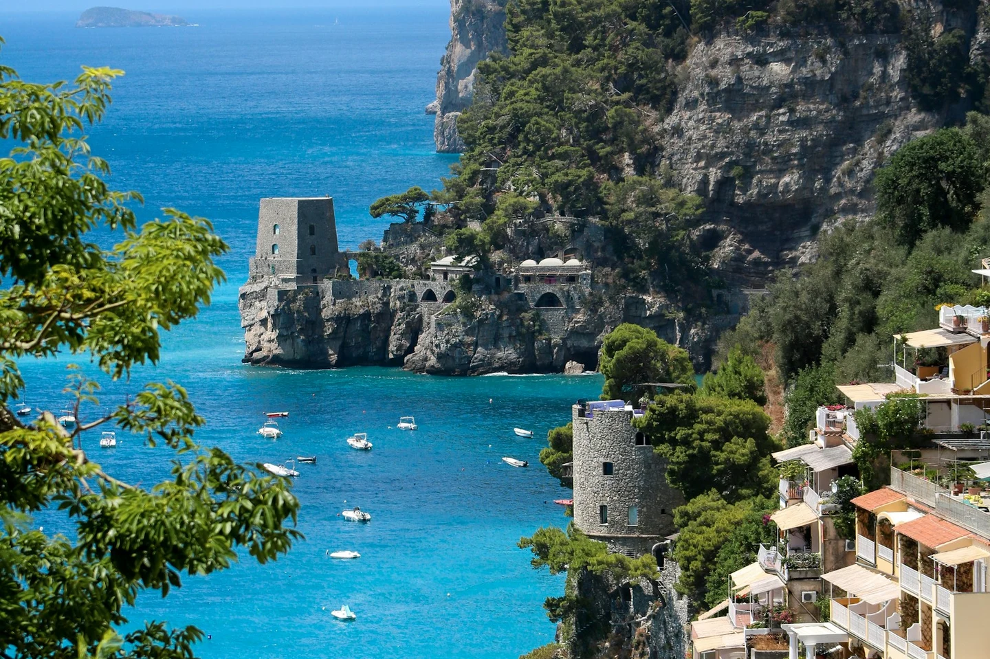 Positano an der Amalfiküste mit türkisblauer Bucht