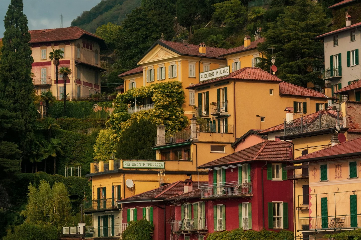 Varenna am Comer See mit bunten Häusern am Ufer
