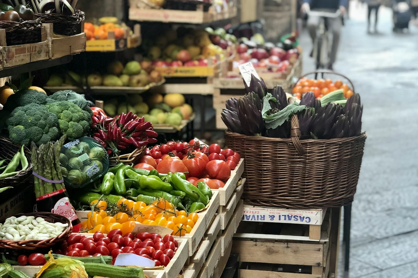 Gemüsestand in einer italienischen Altstadtgasse