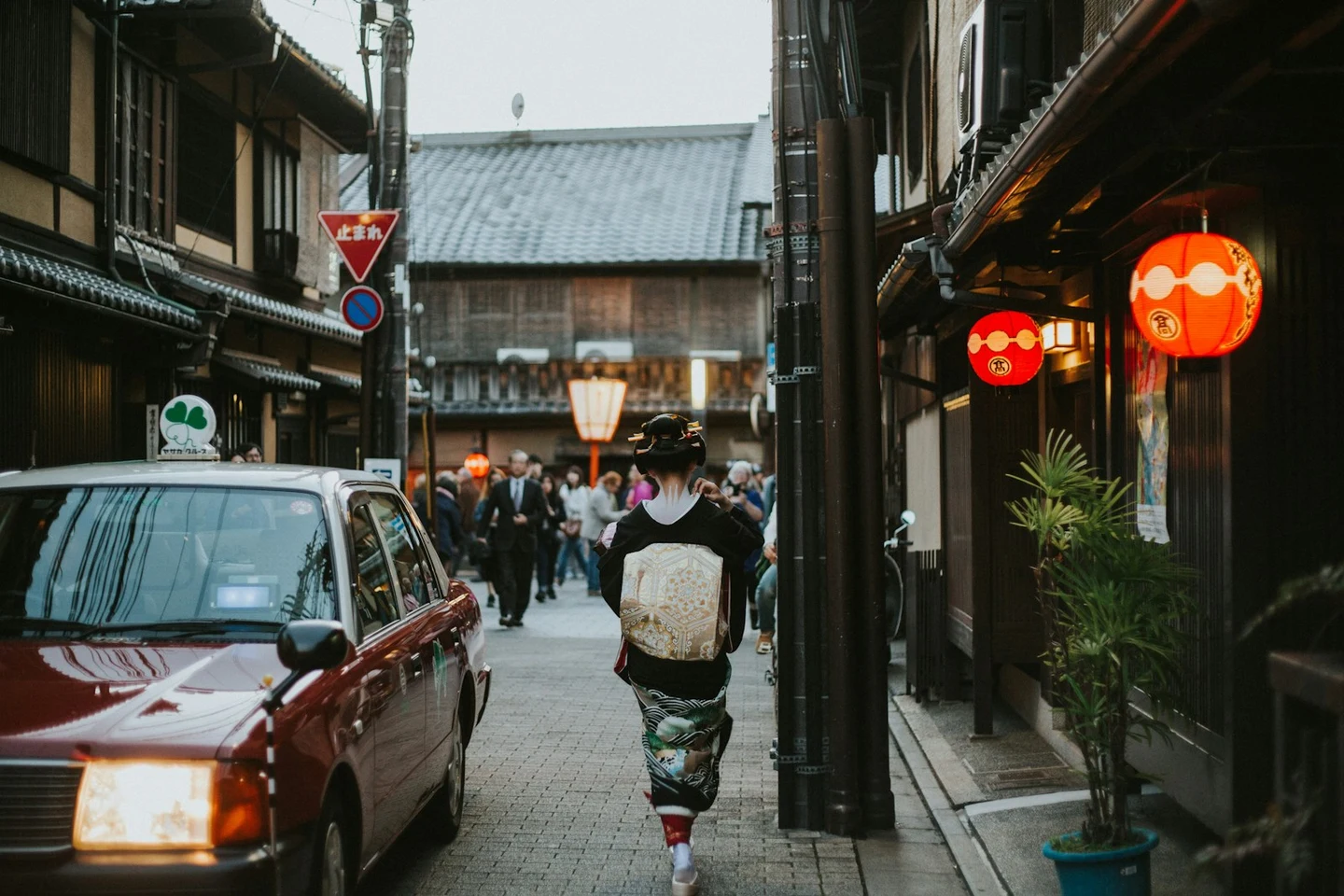 Wohnstraße im historischen Kyoto mit Holzhäusern