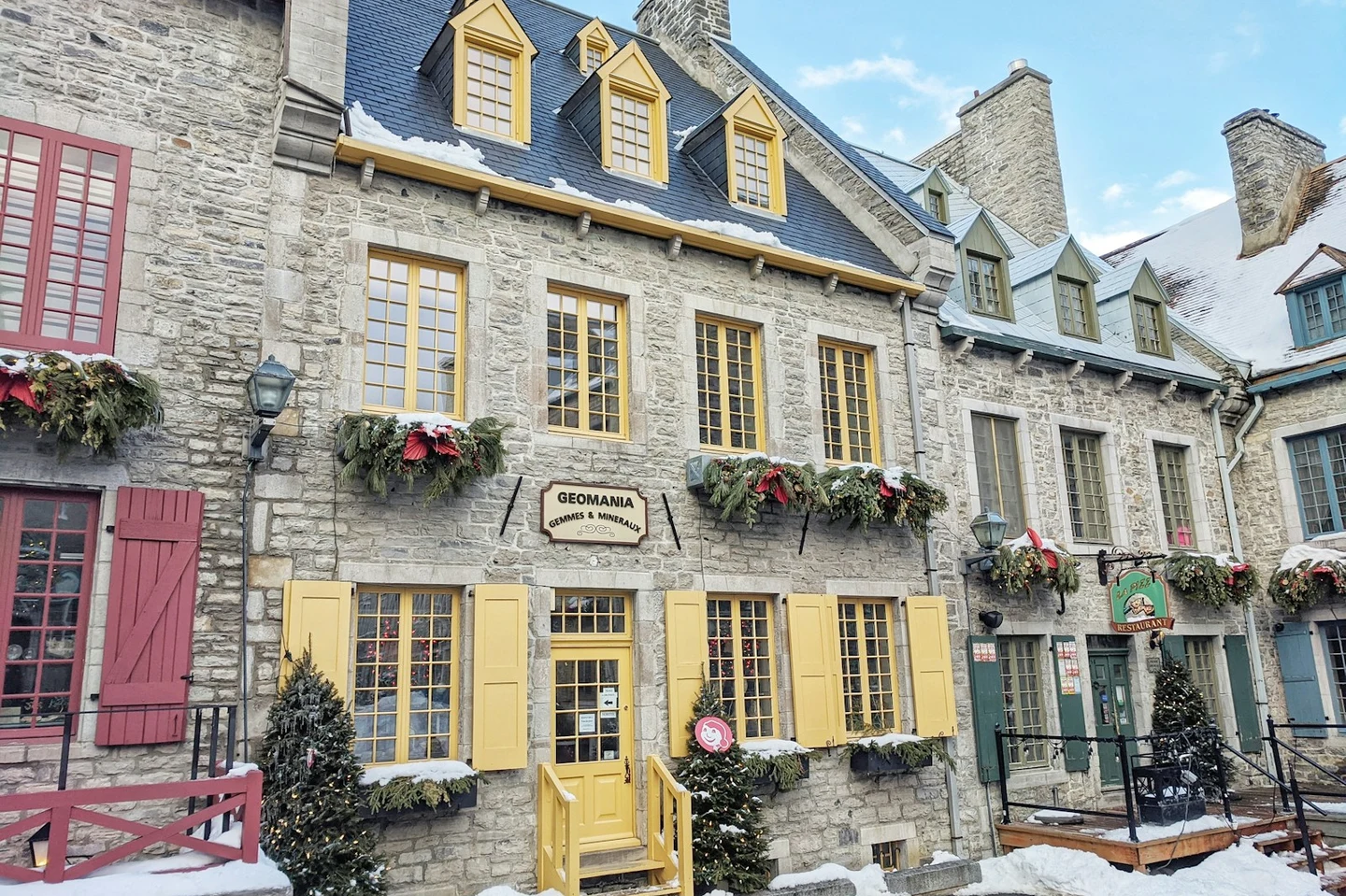 Verschneite Altstadtgasse im Quartier Petit Champlain in Quebec City