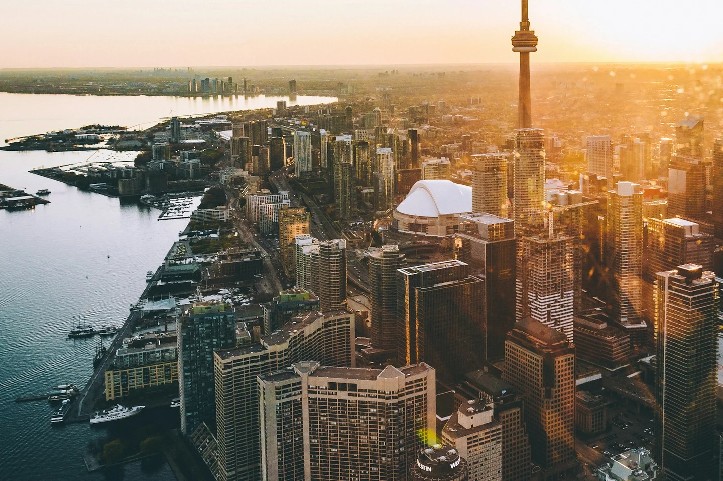 Toronto mit CN Tower aus der Luft im Abendlicht