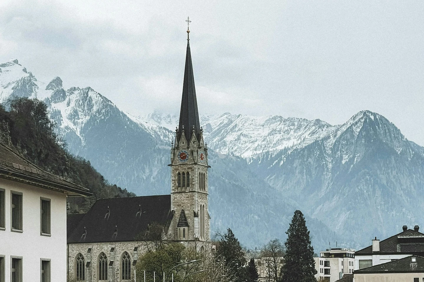 Kathedrale St. Florin in Vaduz vor verschneiten Alpen