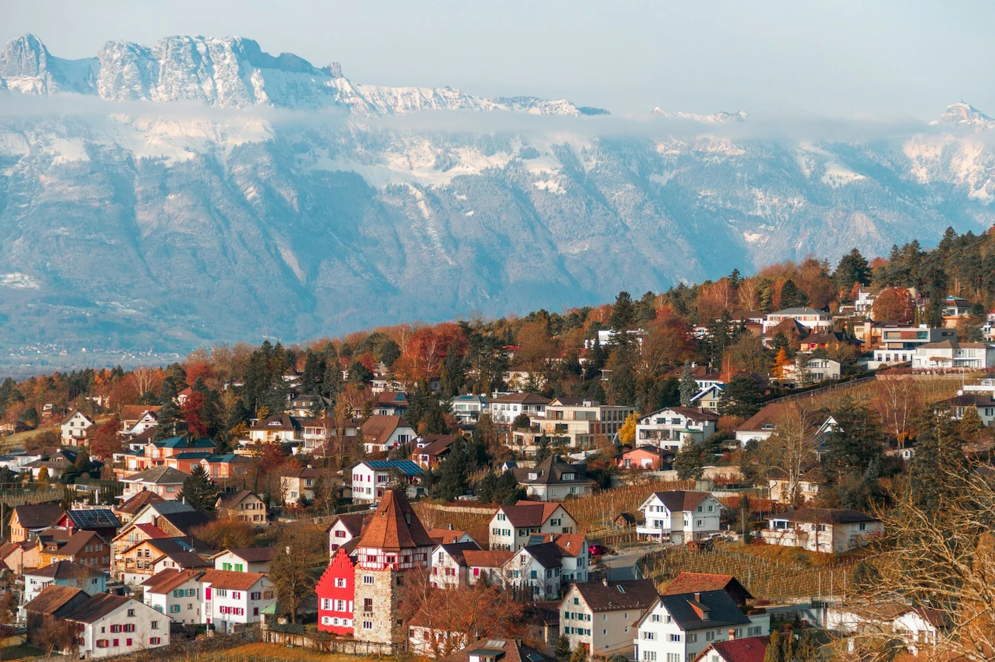 Wohnlagen über Vaduz, gegenüber die verschneiten Schweizer Berge