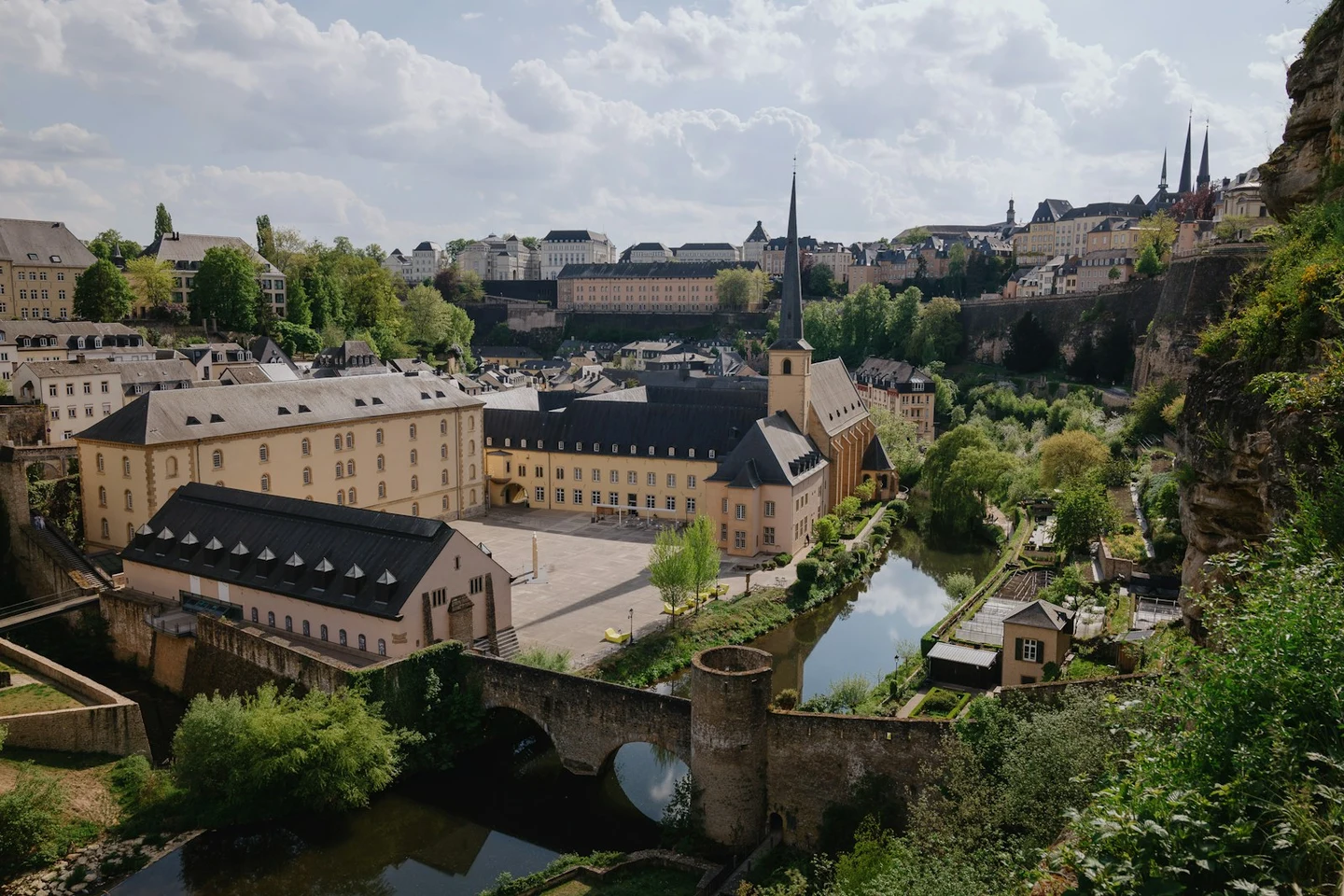 Alzette-Tal mit Brücke und Unterstadt unter den Festungsmauern