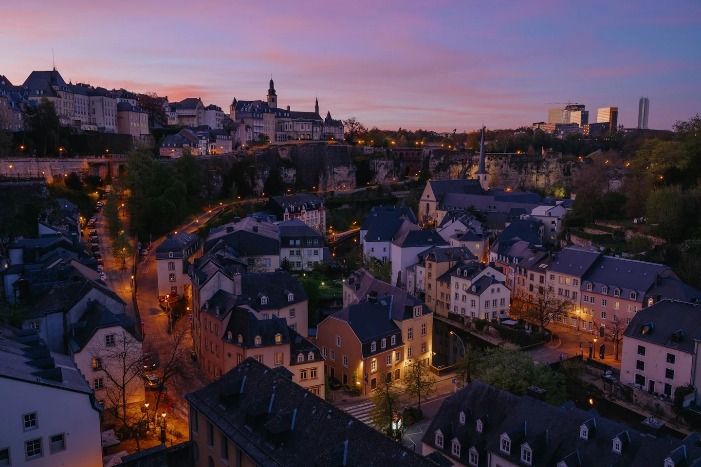 Abendlicht über dem Grund mit Alzette, dahinter die Türme des Kirchberg