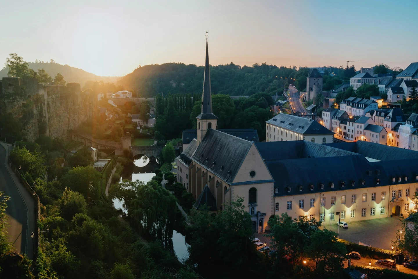 Abtei Neumünster an der Alzette im Morgenlicht, dahinter die Unterstadt