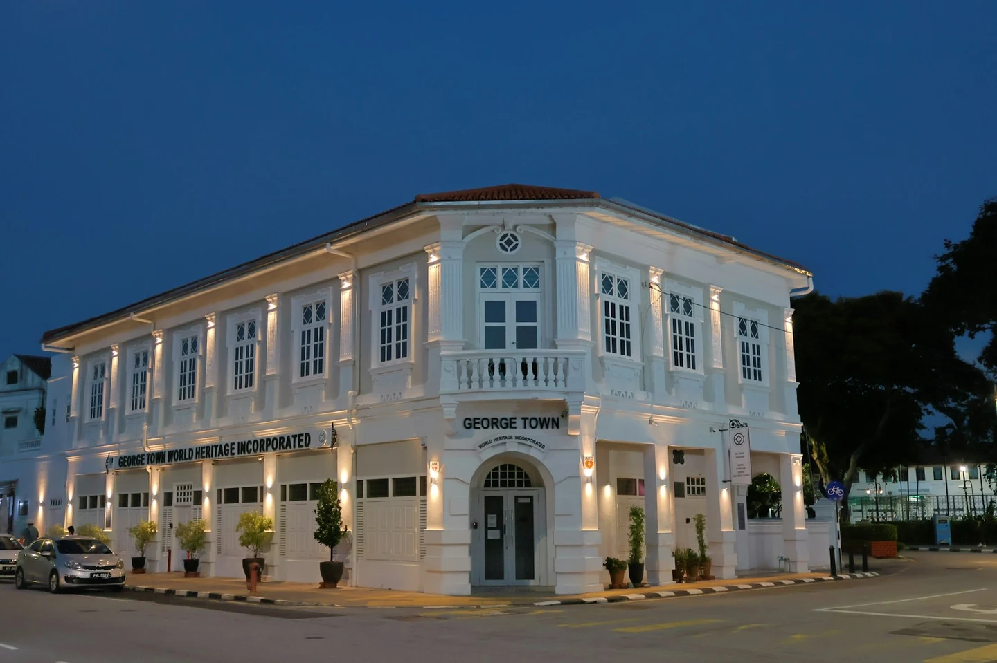 Koloniales Weltkulturerbe-Gebäude in George Town auf Penang zur blauen Stunde