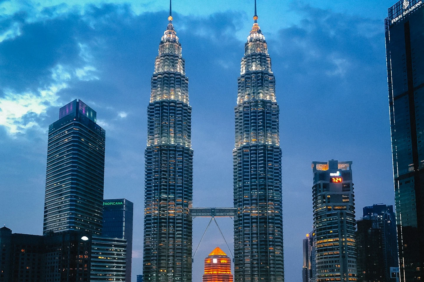 Die Petronas Towers in Kuala Lumpur bei Nacht