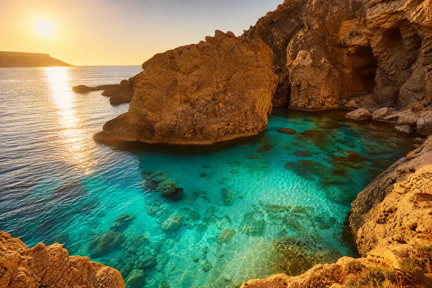 Badebucht mit türkisfarbenem Wasser auf Malta