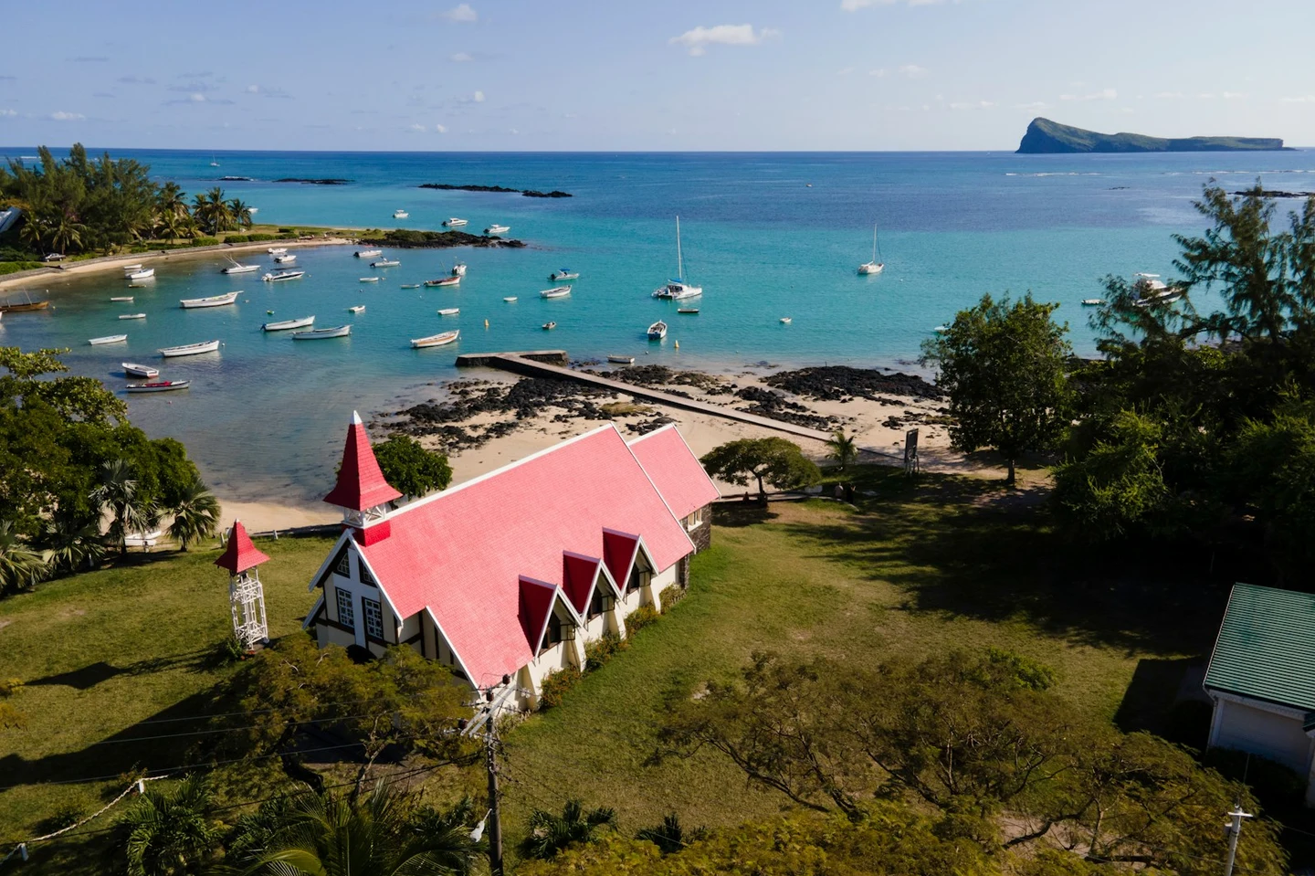 Rote Kirche von Cap Malheureux an der türkisblauen Bucht