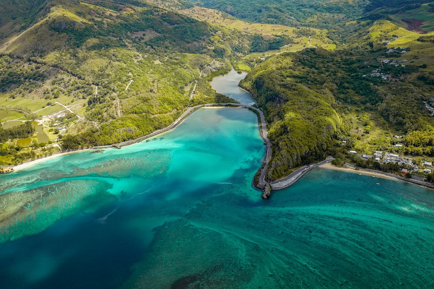 Luftaufnahme der türkisfarbenen Lagune bei Maconde im Süden von Mauritius