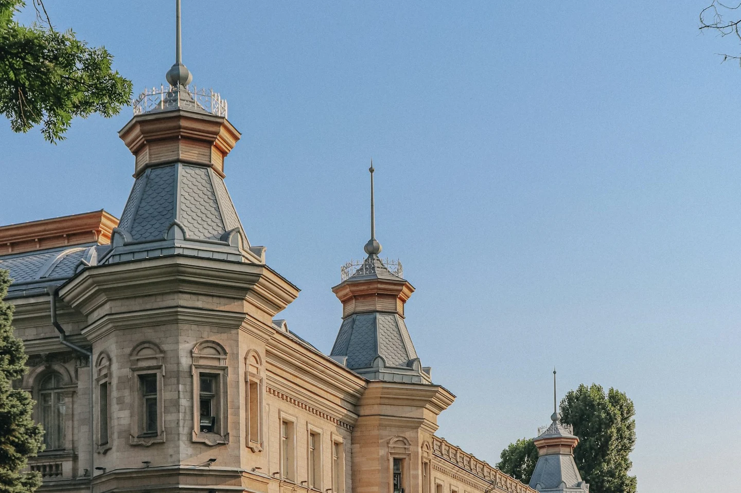 Historisches Museumsgebäude mit Türmen in Chișinău