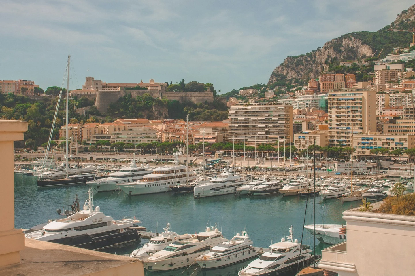 Yachten im Port Hercule vor der Skyline von Monaco