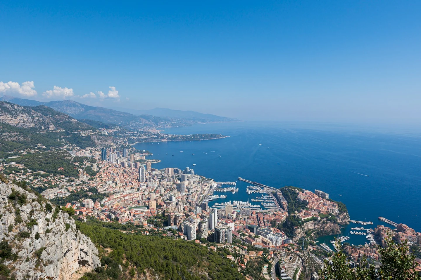 Panorama von Monaco mit Hafen und Fürstenfelsen von oben