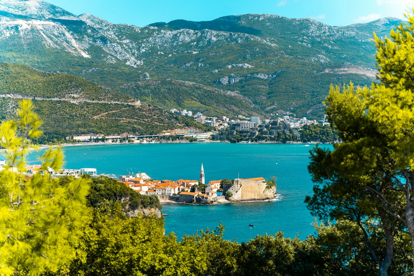 Die Altstadt von Budva auf ihrer Halbinsel in türkisblauem Wasser